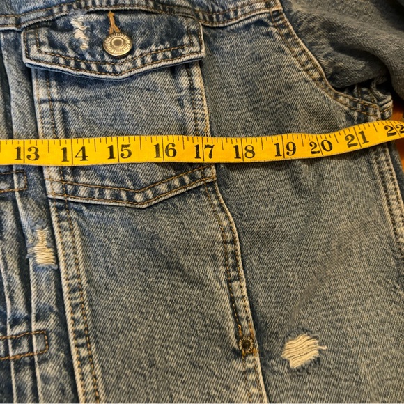 Old Navy Womens Distressed Denim Jacket - Picture 4 of 6